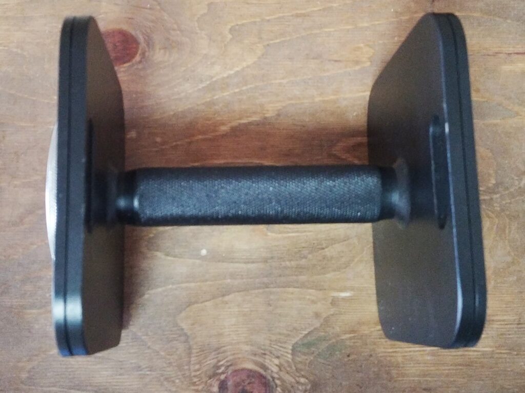 「Eisenlink 可変式スクエアダンベル 36kgセット」に付属の1kgプレートを一枚づつ左右に取り付けてみました。全く問題なくねじ込めて安定して使用できます。