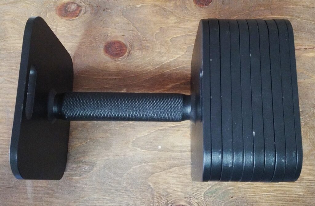 「Ensenlink 可変式スクエアダンベル 36kgセット」に付属のノーマルボルトを使い、2kgプレートを片側に8枚と、1kgプレートを1枚、取り付けてみました。一応締まりますが、ネジ込みの深さは十分とは言えず、個人的にはちょっと不安を感じるレベルです。