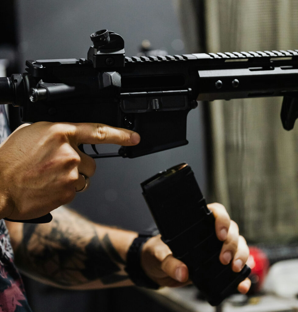 しかし、英語の「magazine」にはもう一つの意味があります。
それは「銃の弾倉(ammo magazine)」